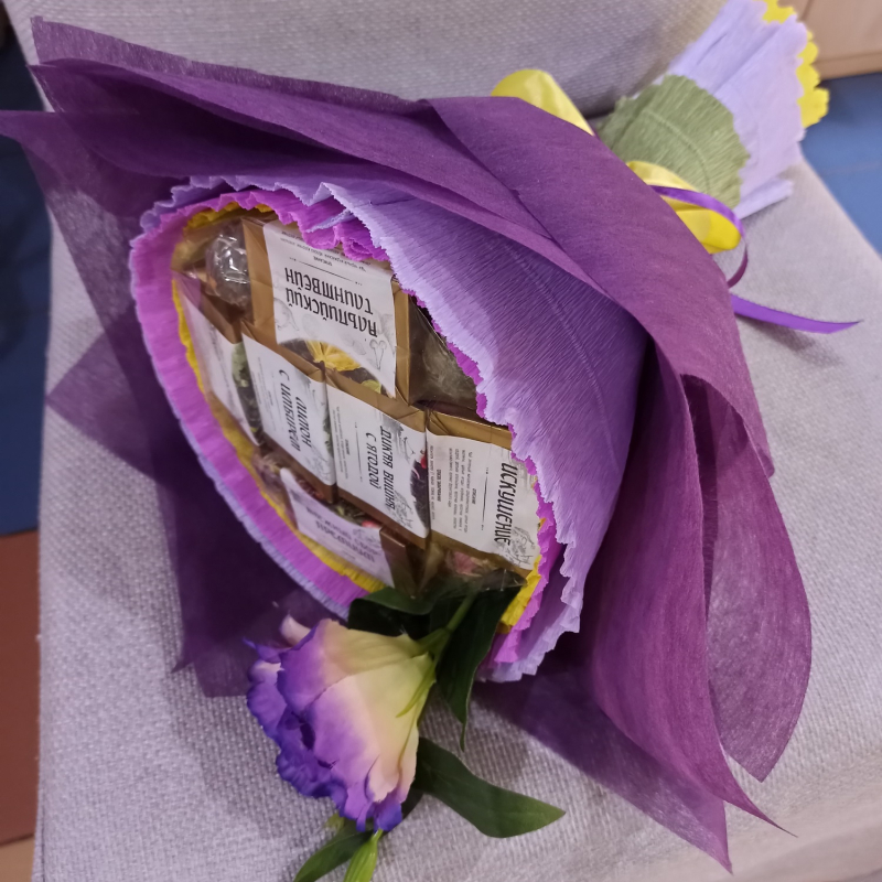 Букет с чаем "Фиолетовый цветок"