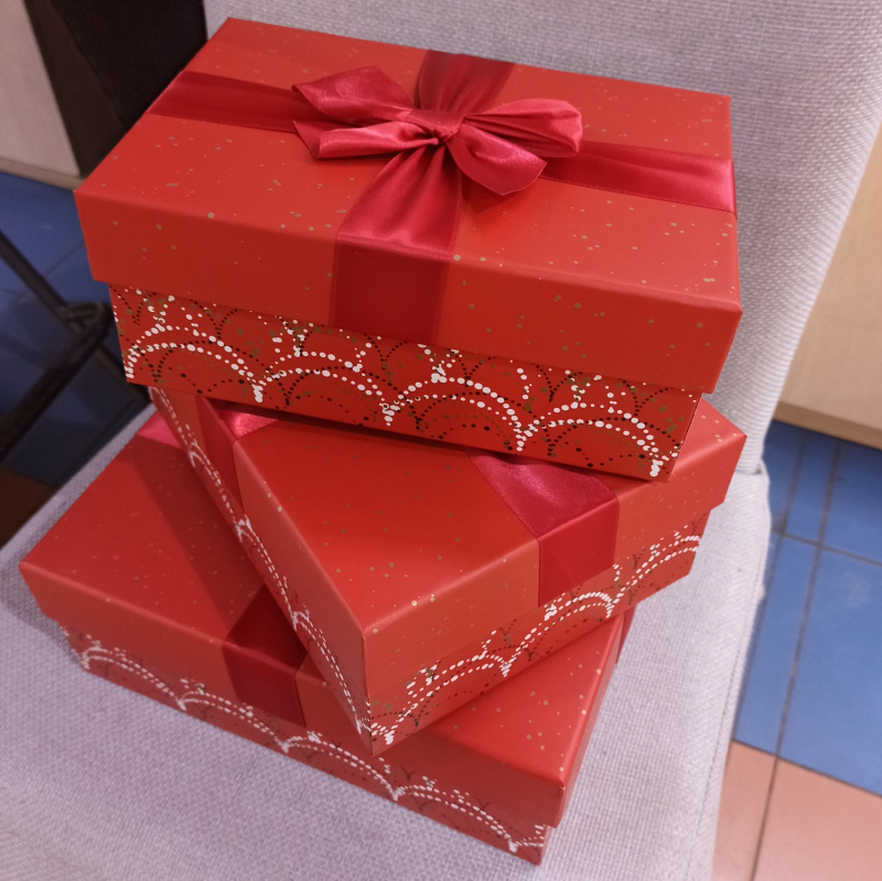 Коробка новогодняя красная