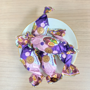 Конфеты с натуральными фруктами и ягодами в тёмном шоколаде