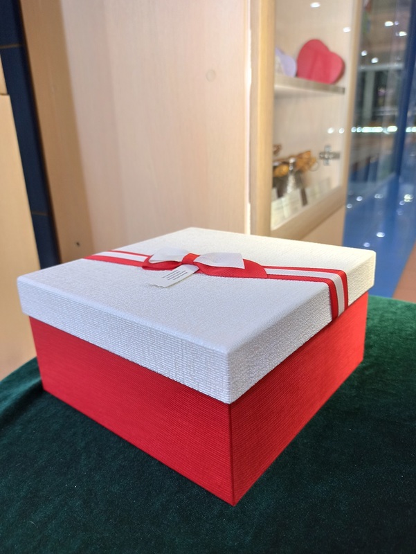 Коробка белая с красным бантом большая