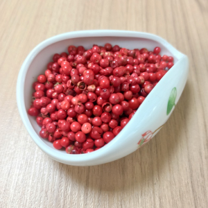Розовый перец горошком